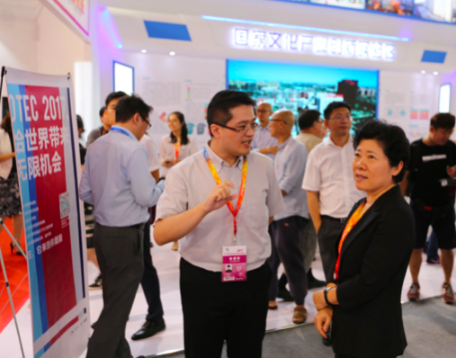 北京市朝阳区委书记吴桂英与国安创客总经理张丽文现场交流
