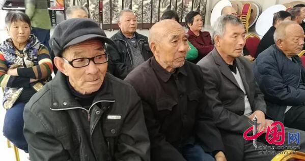 裴寨社区的居民在聆听十九大报告